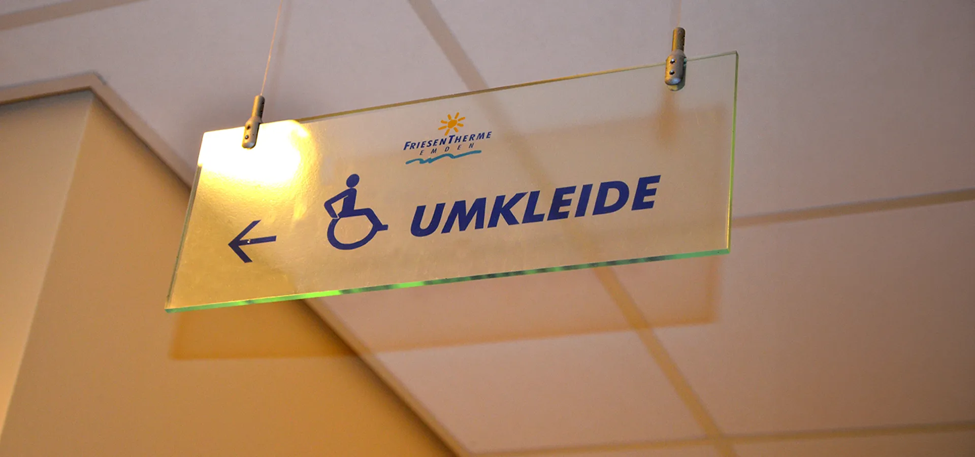 Schild zur Umkleide für Menschen mit Behinderung