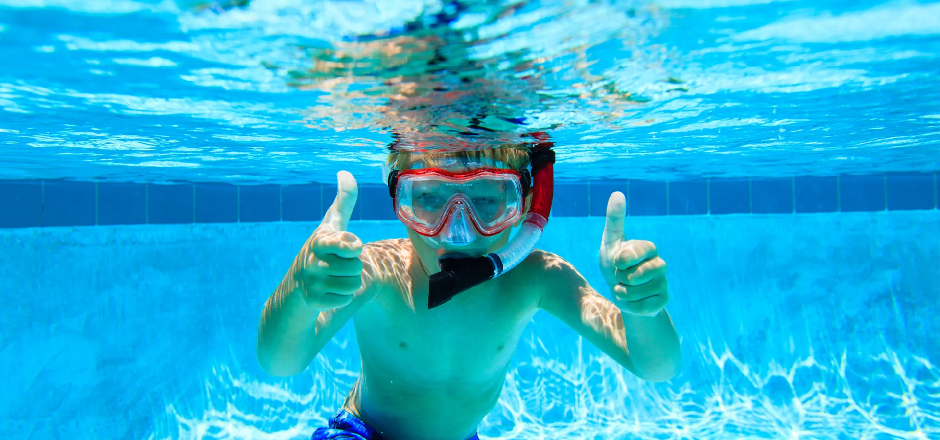 Junge mit Taucherbrille und Schnorchel unter Wasser