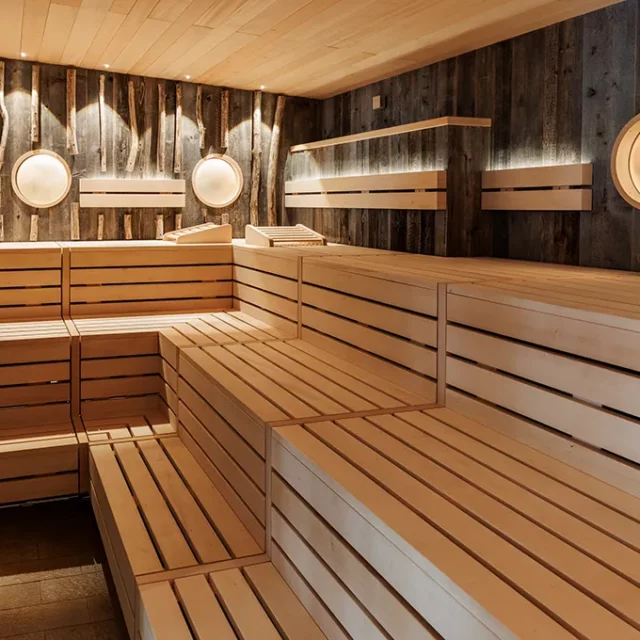 Innenansicht einer Sauna mit Holzbenken