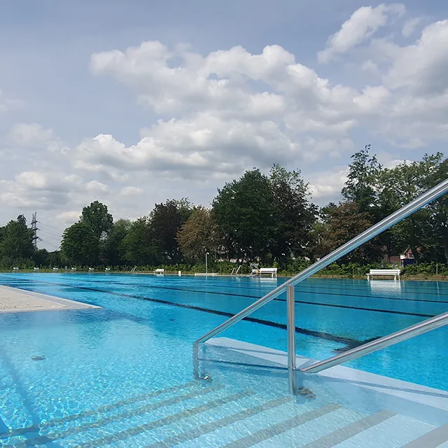 Treppenstufen in das Schwimmerbecken