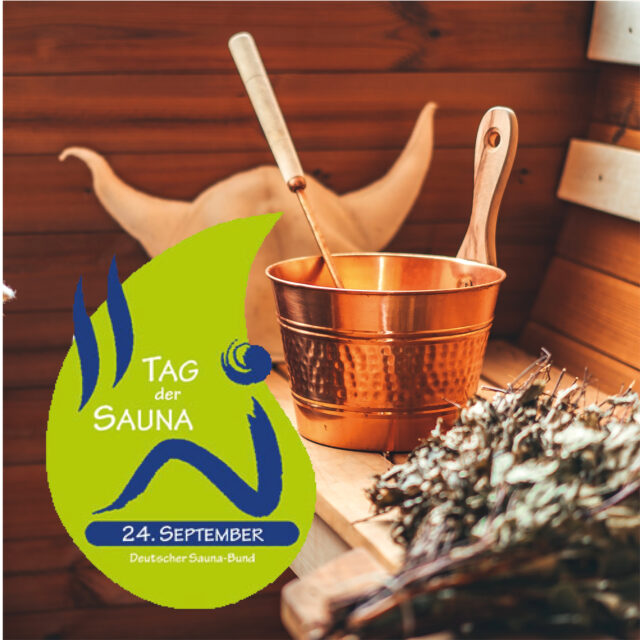 Logo "Tag der Sauna" auf einem Bild welches einen Saunaeimer mit Kelle und Saunahut auf einer Saunabank zeigt.