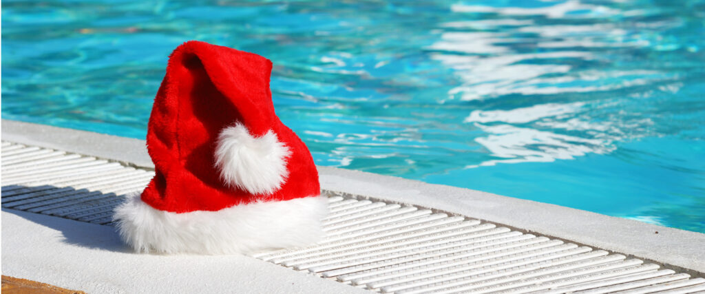 Weihnachtsmann Mütze am Beckenrand von einem Pool